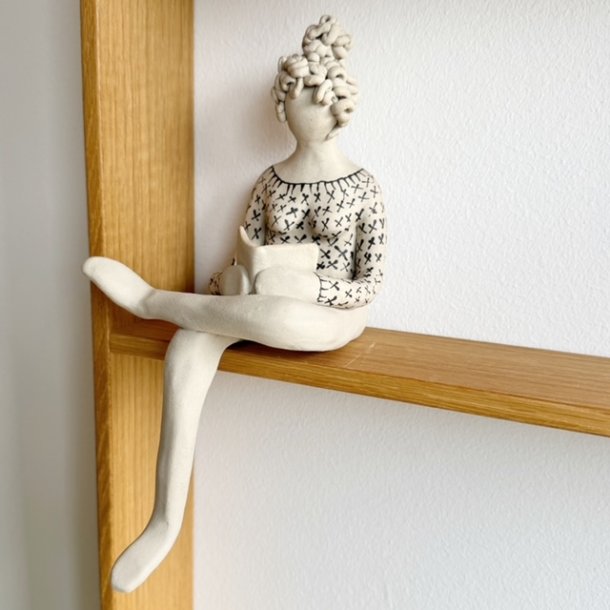 Kvinde der lser - keramik figur