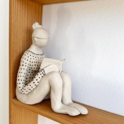 Siddende dame med bog - keramik figur