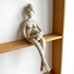 Kvinde der lser - keramik figur