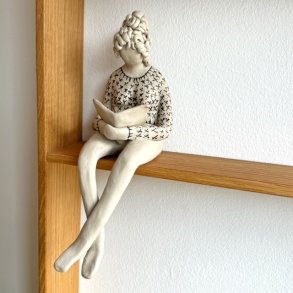 Kvinde der lser - keramik figur