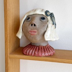 Med sljfe i hr - Keramik buste