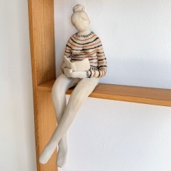 Kvinde der lser - keramik figur