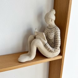 Siddende dame med bog - keramik figur