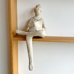 Kvinde der lser - keramik figur