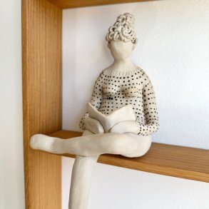 Kvinde der l�ser - keramik figur