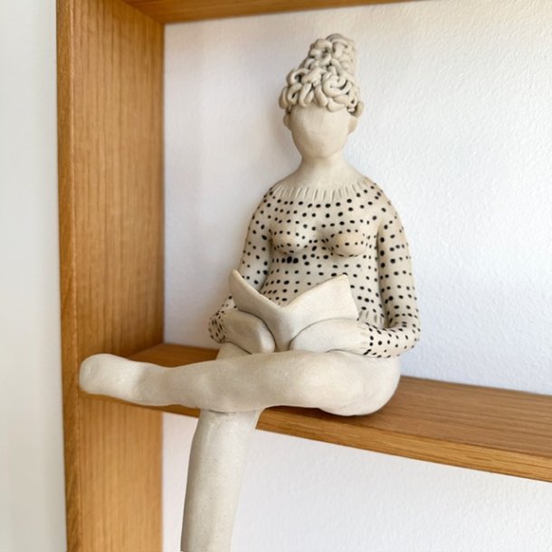 Kvinde der l�ser - keramik figur