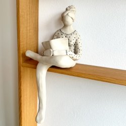 Kvinde der lser - keramik figur