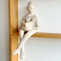 Kvinde der lser - keramik figur