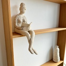 Kvinde der lser - keramik figur