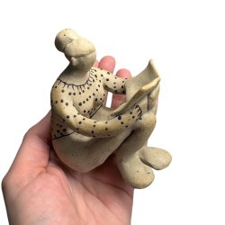 Lille siddende kvinde med bog - keramik figur