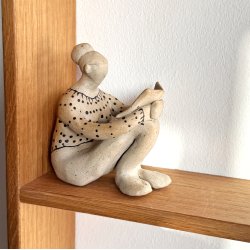 Lille siddende kvinde med bog - keramik figur