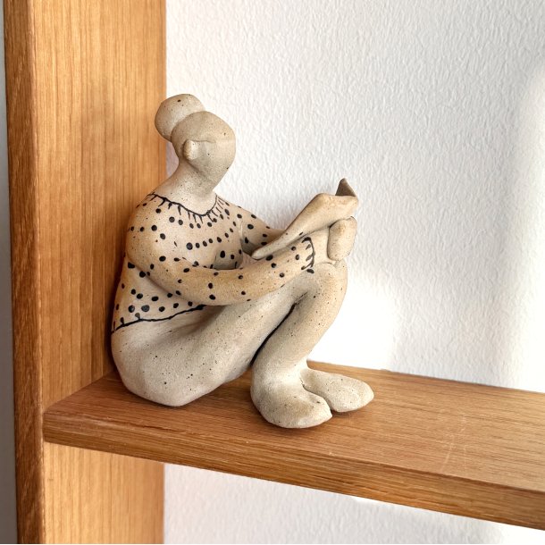 Lille siddende kvinde med bog - keramik figur