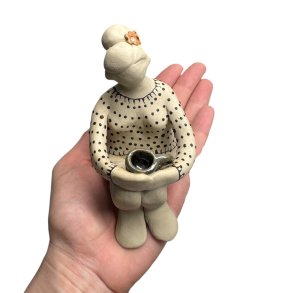 Stillestund - Siddende keramik dame - pink blomst