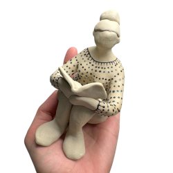 Siddende kvinde med bog - keramik figur