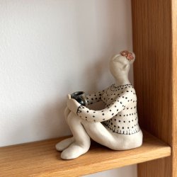 Stillestund - Siddende keramik dame - pink blomst