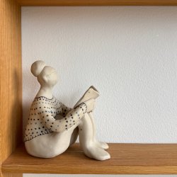 Siddende kvinde med bog - keramik figur