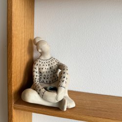 Stillestund - Siddende keramik dame - strik