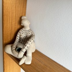 Stillestund - Siddende keramik dame - strik