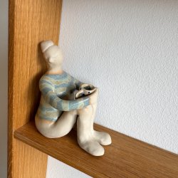 Stillestund - Siddende keramik dame - bl�-gr�n stribet