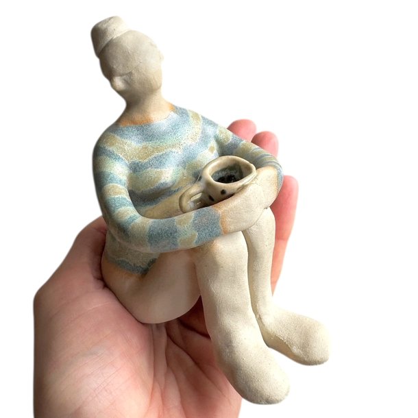 Stillestund - Siddende keramik dame - bl�-gr�n stribet