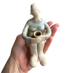 Stillestund - Siddende keramik dame - bl�-gr�n stribet