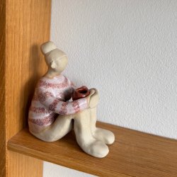 Stillestund - Siddende keramik dame - Rosa