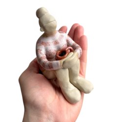 Stillestund - Siddende keramik dame - Rosa