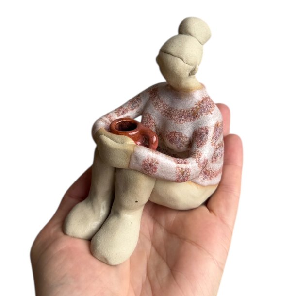 Stillestund - Siddende keramik dame - Rosa