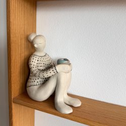Stillestund - siddende kvinde med kop - keramik figur