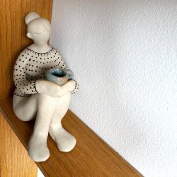 Stillestund - siddende kvinde med kop - keramik figur
