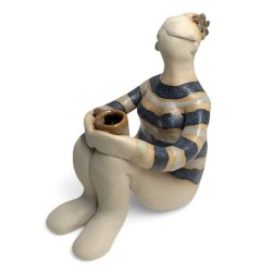 Stillestund - siddende kvinde med kop - keramik figur