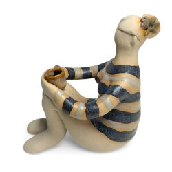 Stillestund - siddende kvinde med kop - keramik figur