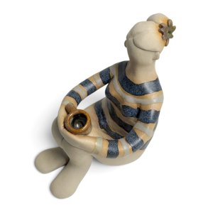 Stillestund - siddende kvinde med kop - keramik figur