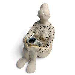 Stillestund - siddende kvinde med kop - keramik figur