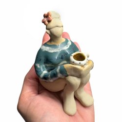 Siddende kvinde med bog - keramik figur - bl�gr�n