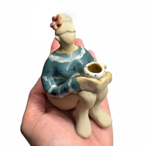 Siddende kvinde med bog - keramik figur - bl�gr�n