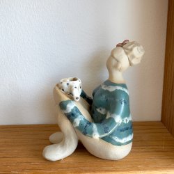 Siddende kvinde med bog - keramik figur - bl�gr�n