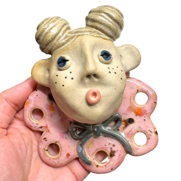 Pige i pink fl�ser - v�gfigur