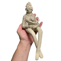 Kvinde der lser - keramik figur