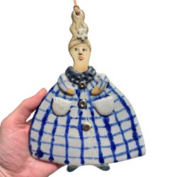 H�jt h�r og stor frakke - Keramik v�gfigur - Frederikke