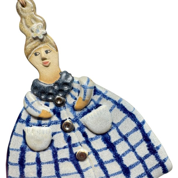 H�jt h�r og stor frakke - Keramik v�gfigur - Frederikke