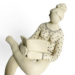 Kvinde der lser - keramik figur