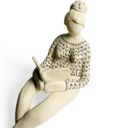 Kvinde der lser - keramik figur