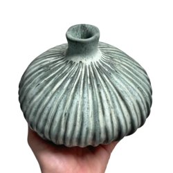 Stor unika keramik vase - grn rillet
