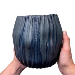 Rillet unika keramik vase - krukke - blsort