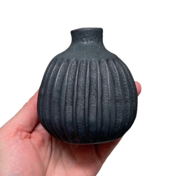Lille srling - unika keramik vase - Rillet sort
