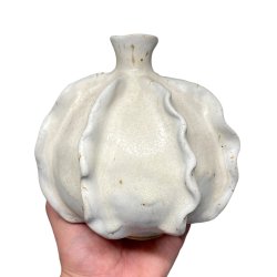 Frynse keramik vase - hvid