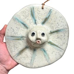 Sol -keramikfigur til vggen - grnne strler