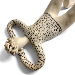 Afslappet fyr- hnge/ ligge keramik figur