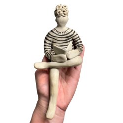 Mand der lser - keramik figur